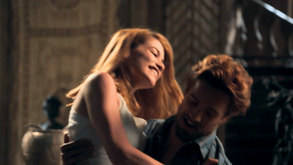 Felipe (Rafael Cardoso) e Lívia (Alinne Moraes) em cena de Além do Tempo