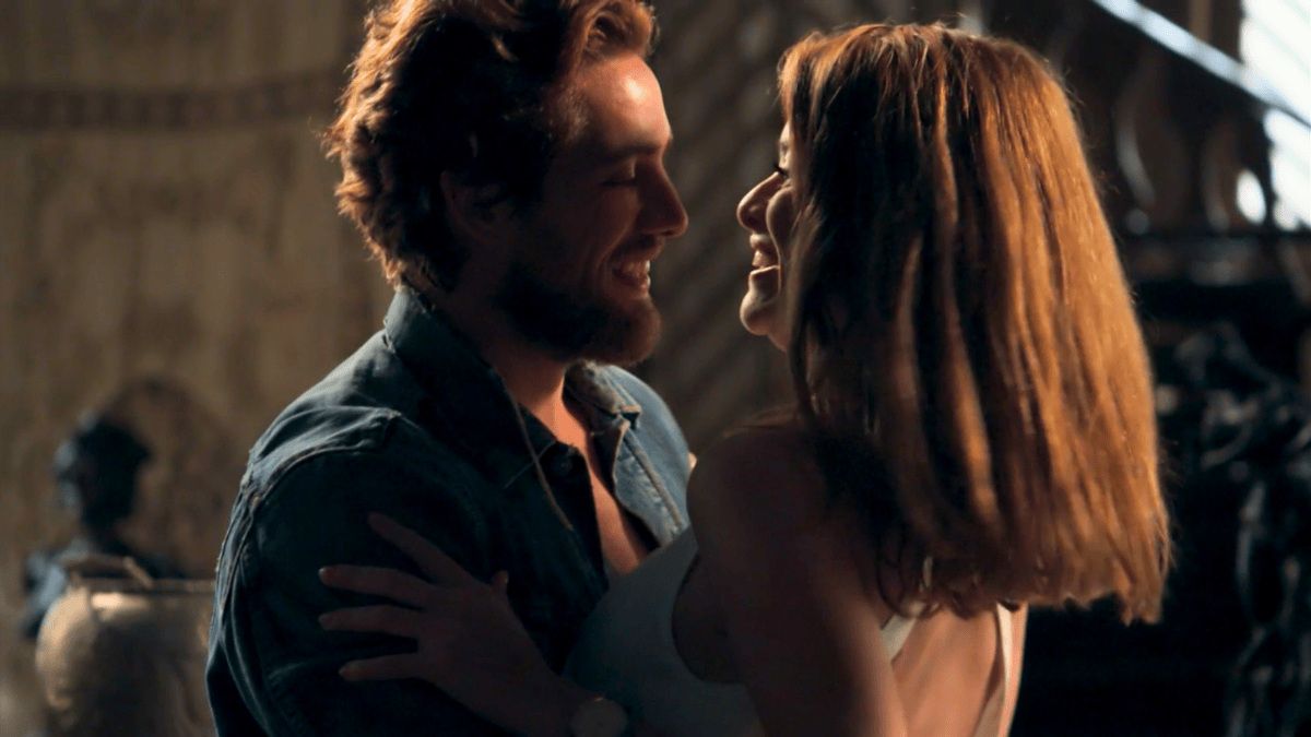 Felipe (Rafael Cardoso) e Lívia (Alinne Moraes) em cena de Além do Tempo