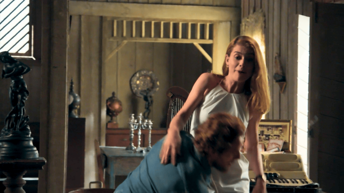 Felipe (Rafael Cardoso) e Lívia (Alinne Moraes) em cena de Além do Tempo