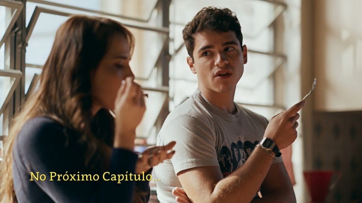 Adriana (Leticia Colin) e MauMau (João Victor Gonçalves)