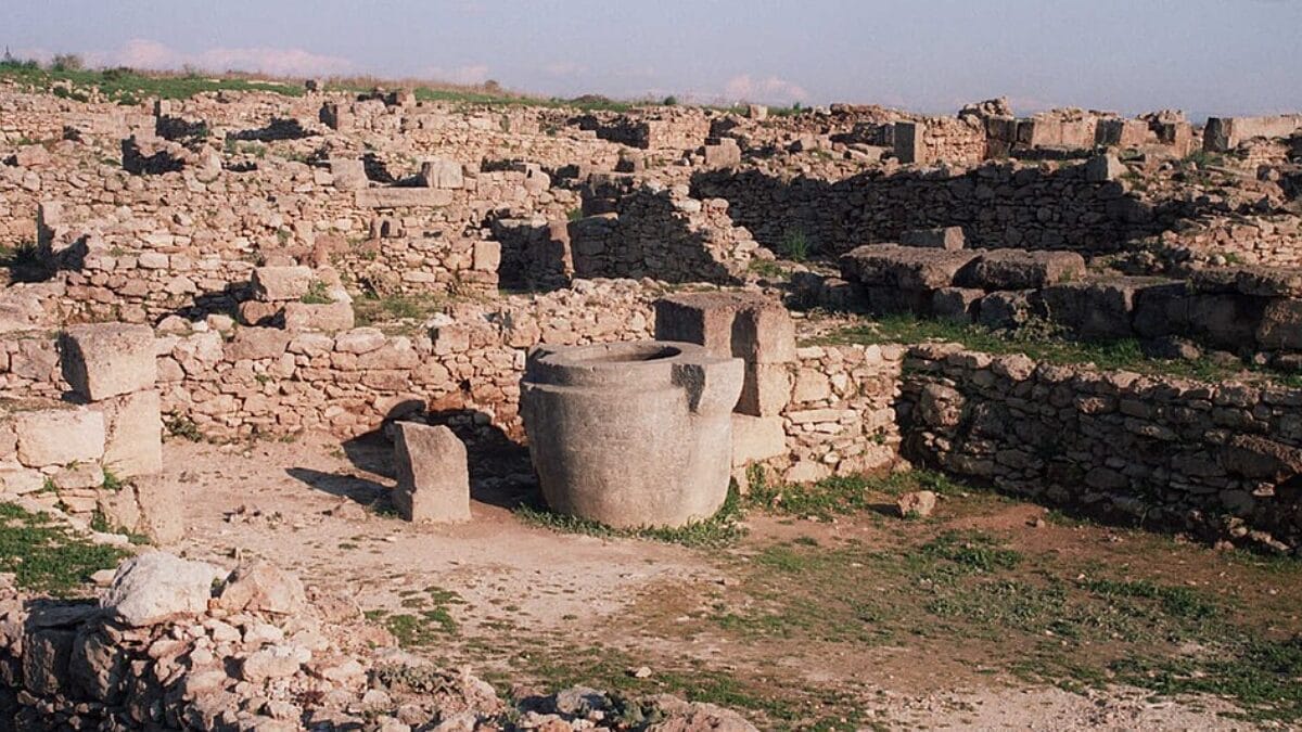 Ugarit foi uma cidade portuária que conectava comerciantes do Egito, da Anatólia, do Chipre e da Mesopotâmia (Foto: Loris Romito / Wikimedia Commons)