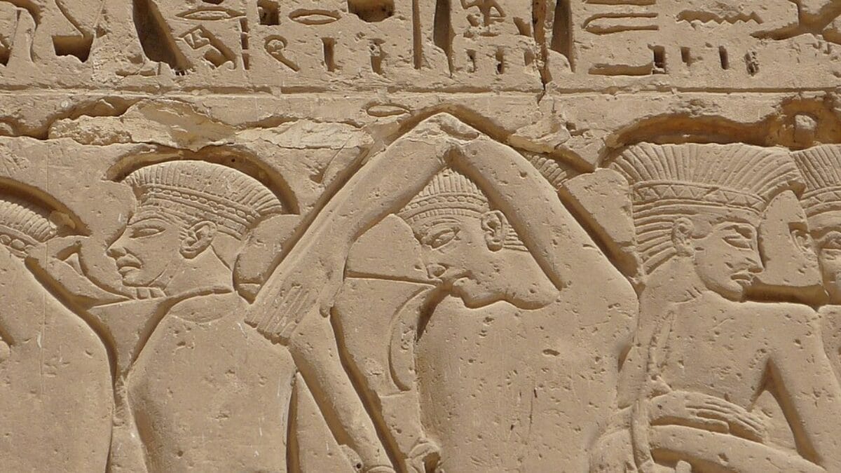 Medinet Habu abriga o templo funerário de Ramsés III, onde relevos registraram batalhas contra grupos associados aos Povos do Mar (Foto: Rémih / Wikimedia Commons)