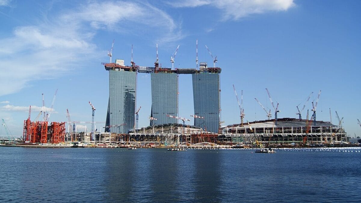 As seis treliças principais pesavam cerca de 400 toneladas cada. Já as duas vigas-caixão centrais tinham aproximadamente 700 toneladas por unidade (Foto: Merlion444 / Wikimedia Commons)