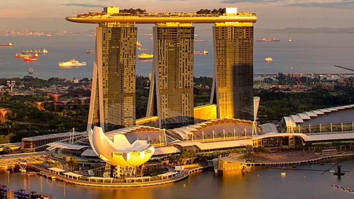 O SkyPark mede aproximadamente 340 metros de comprimento e até 40 metros de largura. A estrutura ocupa mais de um hectare sobre as três torres de 55 pavimentos (Foto: Ray in Manila / Wikimedia Commons)