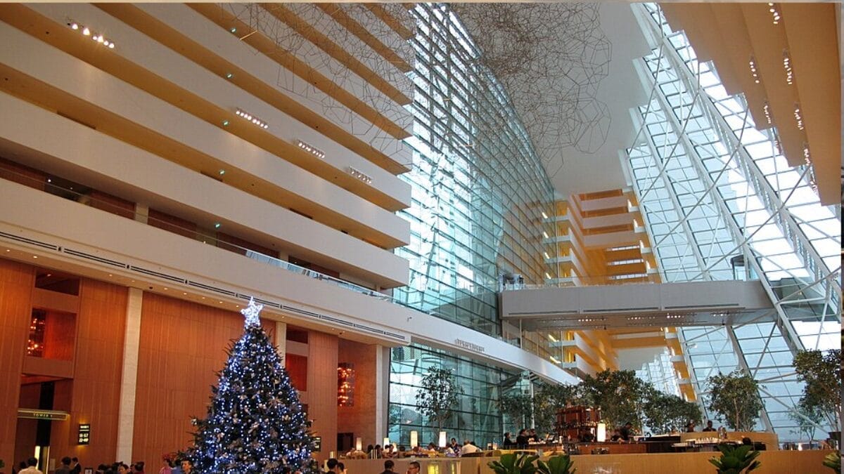 Em alguns pontos, a inclinação chega a 26 graus. Esse formato cria o grande átrio na base do hotel, mas também faz com que o próprio peso do prédio tente empurra-se para os lados (Foto: Wing1990hk / Wikimedia Commons)