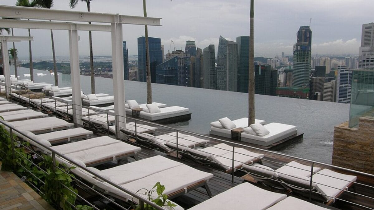 Essa separação acompanha as zonas estruturais do SkyPark. Assim, pequenas diferenças de deslocamento entre as torres não racham uma piscina única nem concentram esforços em uma ligação rígida (Foto: Hmuncheva / Wikimedia Commons)