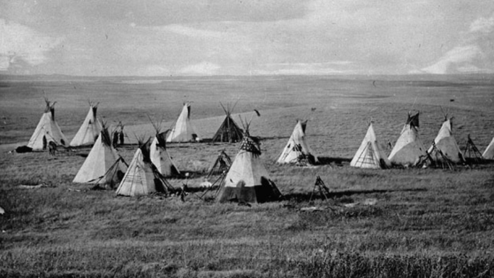 As habitações tradicionais mudavam conforme o ambiente e o modo de vida de cada grupo Cree. Entre os Plains Cree, estruturas leves e desmontáveis facilitavam deslocamentos frequentes (Foto: Charles Horetzky / Library and Archives Canada)