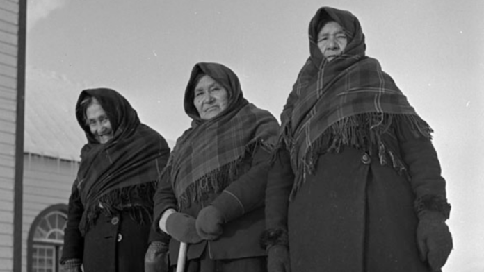 O clima extremo moldou roupas, deslocamentos e hábitos cotidianos por gerações. Vestimentas adaptadas ao frio eram parte essencial da sobrevivência no norte canadense (Foto: Bud Glunz / Library and Archives Canada)