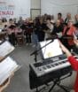 Coral reúne idosos há 20 anos em Blumenau e transforma música em laços de afeto