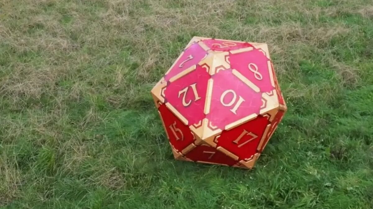 Projeto levou cerca de seis meses, exigiu um reboque e reivindica o posto de maior dado de 20 lados rolável já construído (Foto: Reprodução / YouTube / Jazza)