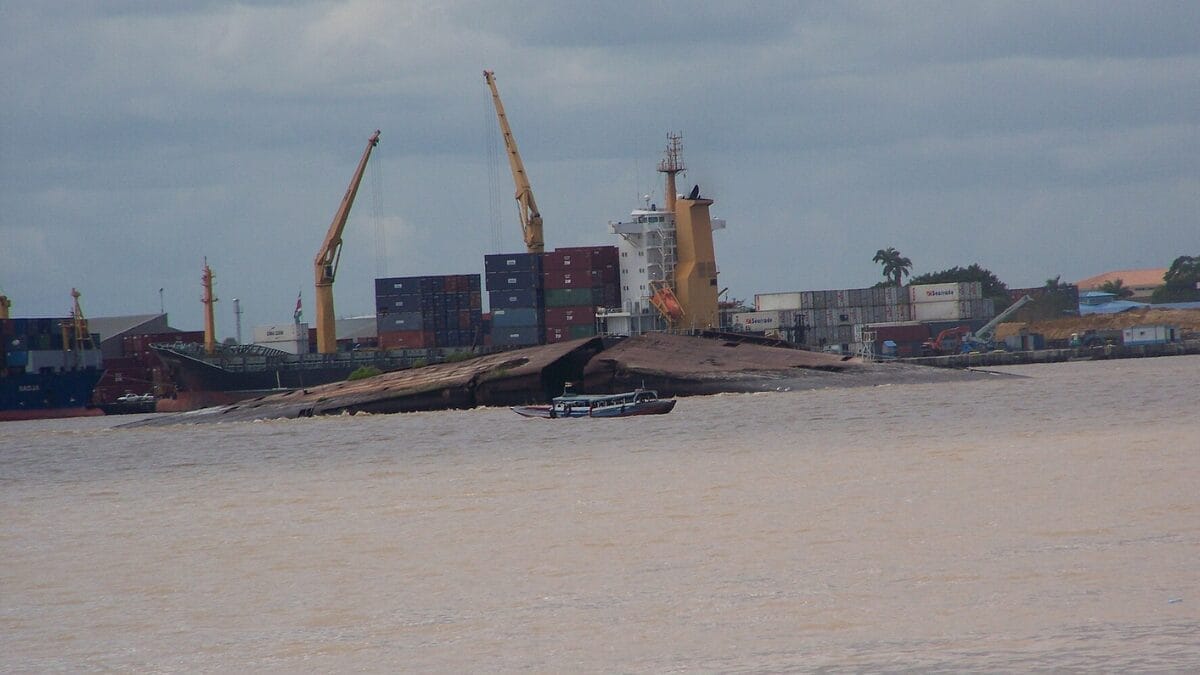 Com o avanço inimigo, afundar a própria frota podia impedir sua captura, estratégia que também deixou cerca de 200 embarcações alemãs no fundo do Danúbio perto de Prahovo (Foto: Laurence Reinders / Wikimedia Commons)