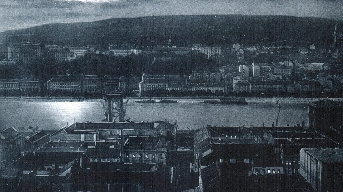 O comércio atraiu pontes, portos e bairros inteiros, até que cidades como Budapeste passaram a ter sua paisagem e sua economia organizadas ao redor do Danúbio (Foto: Autor não identificado / Wikimedia Commons)