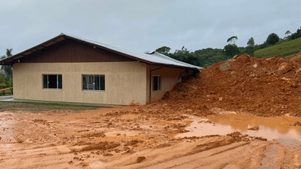 Menina de 10 anos que perdeu a mãe após casa ser soterrada devido a chuva em SC continua internada na UTI