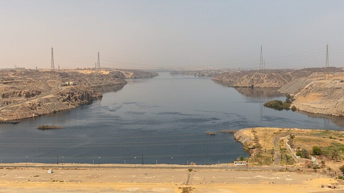 Séculos depois, a relação com o rio mudou de escala com a Grande Barragem de Assuã, que passou a controlar o fluxo do Nilo, gerar eletricidade e reduzir o regime natural de cheias que marcou o Egito antigo (Foto: Diego Delso / Wikimedia Commons)