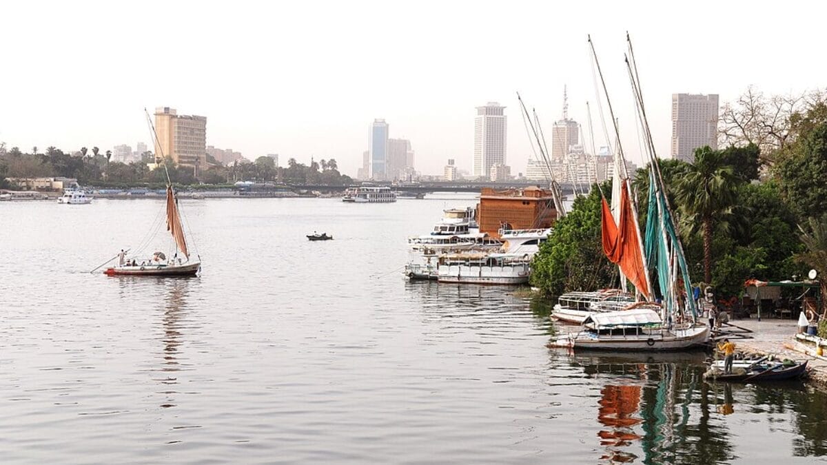 Mesmo transformado pela engenharia e pela urbanização, o Nilo continua no centro da vida egípcia, como mostra sua travessia pelo Cairo moderno, onde o rio ainda abastece, movimenta, conecta e molda a paisagem da capital (Foto: Jawed / Wikimedia Commons)