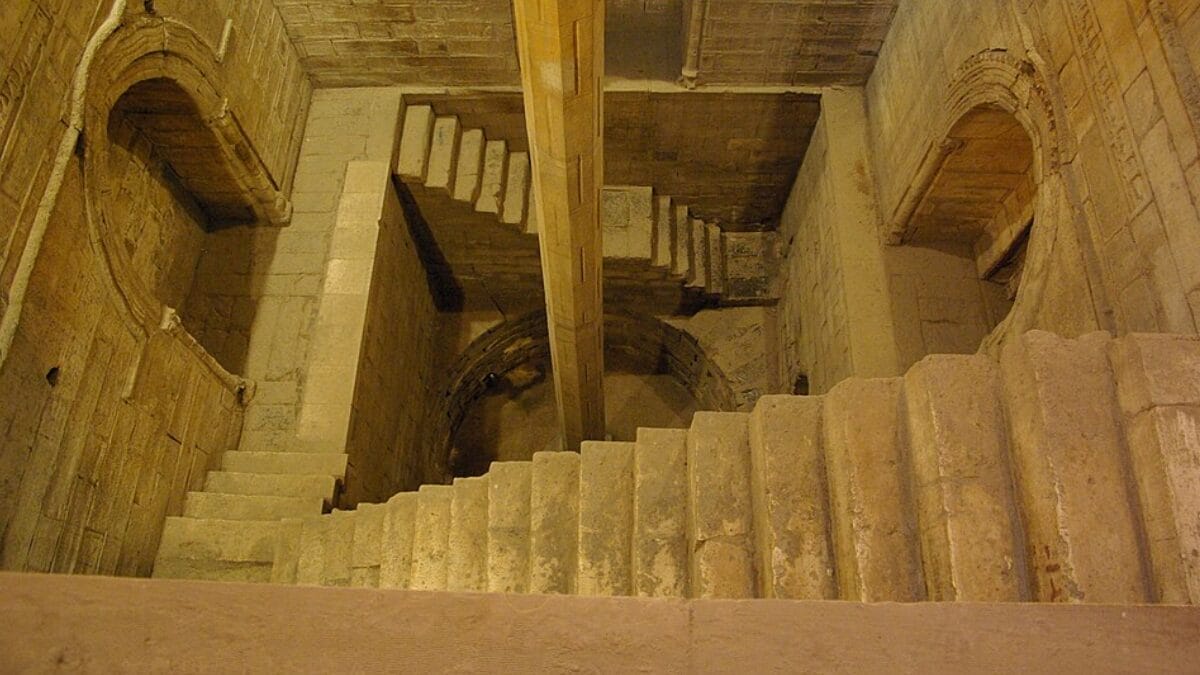 Para transformar essa dependência em planejamento, os egípcios criaram estruturas como o nilômetro da ilha de Roda, no Cairo, usado para medir as variações do nível do Nilo e antecipar a força das cheias (Foto: Berthold Werner / Wikimedia Commons)