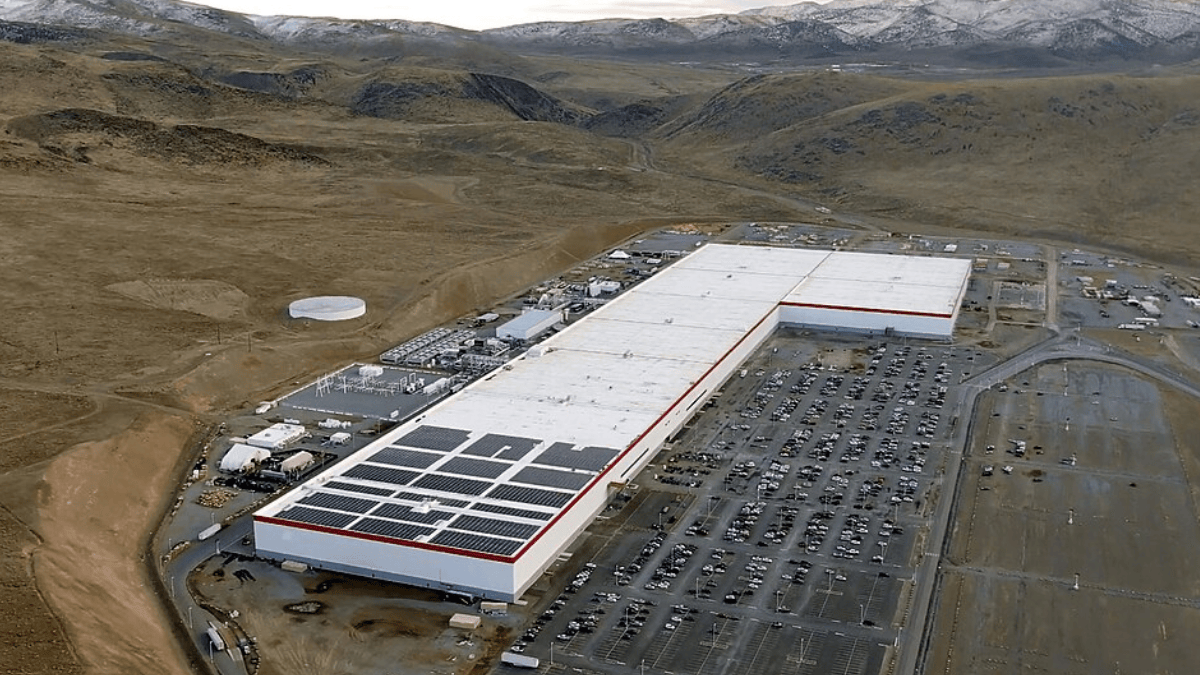 A Gigafactory Nevada alcançou cerca de 5,4 502 mil m², expandindo a produção de baterias e componentes da Tesla em escala industrial (Foto: Smnt / Wikimedia Commons)