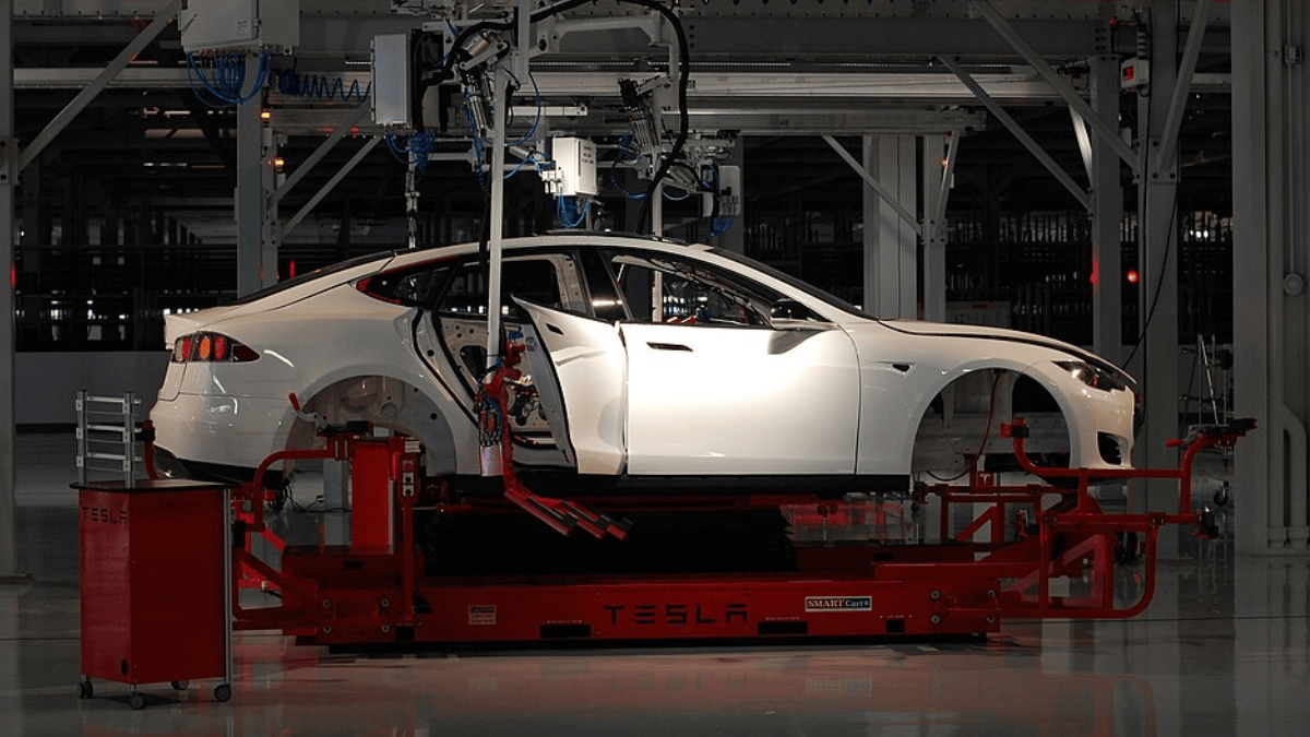 Tesla Factory de Fremont reúne cerca de 492 mil m², de áreas industriais e administrativas, uma das primeiras grandes bases produtivas da Tesla (Foto: Maurizio Pesce / Wikimedia Commons)