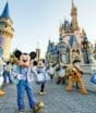 Empresários com dívida trabalhista alegam pobreza, mas viajam 4 vezes à Disney; Justiça manda reter passaportes