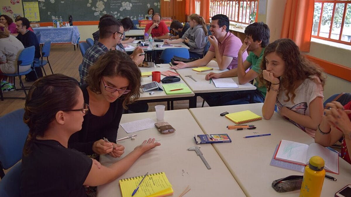 O modelo desenvolvido no município também inclui planos de aula estruturados, encontros mensais de formação e observações em sala seguidas de devolutivas aos professores. (Foto: Simone Harnik / CEPID NeuroMat)