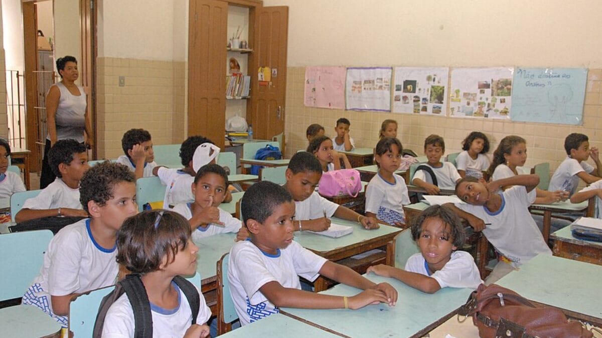 Por isso, alcançar dez não significa que a escola resolveu todos os seus problemas, que todos os alunos dominam todo o conteúdo ou que a infraestrutura é perfeita. (Foto: Passarinho / Prefeitura de Olinda)