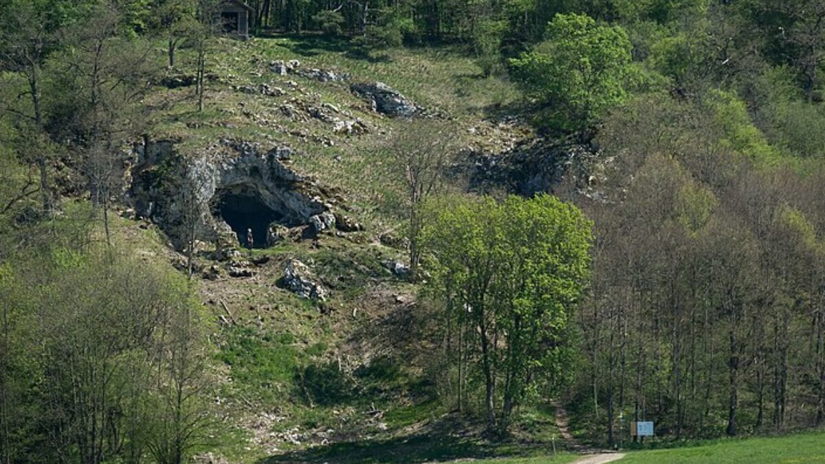 A caverna Bockstein faz parte do conjunto de cavernas e sítios com arte da Era do Gelo no Jura da Suábia. (Foto: Thilo Parg / Wikimedia Commons)