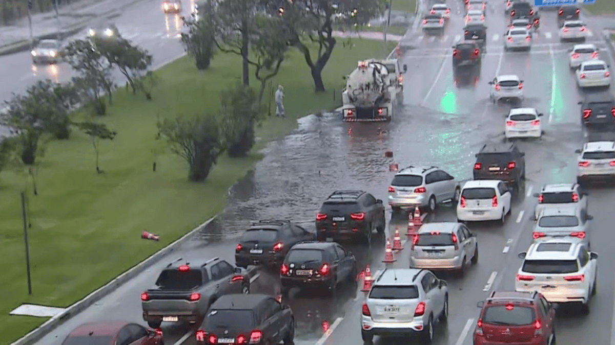 Filas chegam ao Túnel Antonieta de Barros (Foto: NSC TV, Reprodução)
