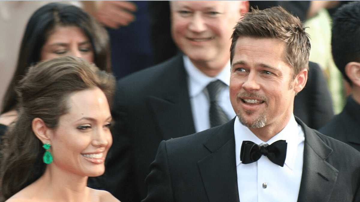A história pública da família Jolie-Pitt passou por um de seus momentos mais emblemáticos no Oscar de 2009, quando o casal já aparecia como núcleo de uma casa com seis filhos (Foto: Chrisa Hickey / Wikimedia Commons)