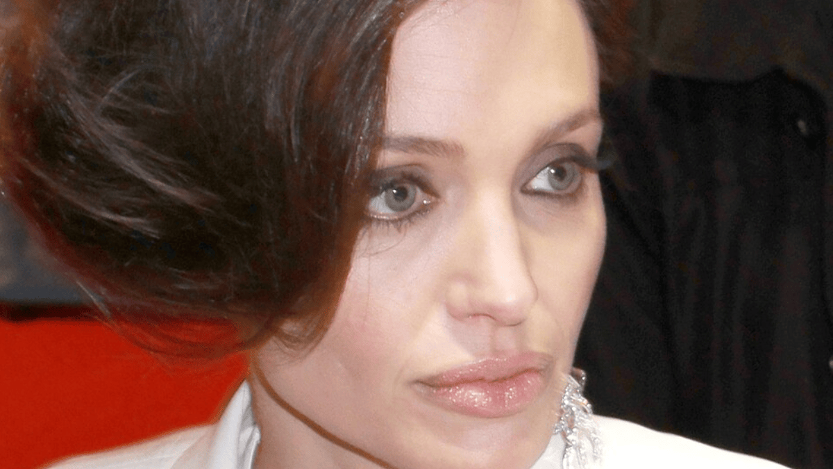 Naquele período, Angelina Jolie era vista não só como estrela de cinema, mas também como a mãe mais associada publicamente à rotina e à imagem da família (Foto: Richard Hebstreit / Wikimedia Commons)
