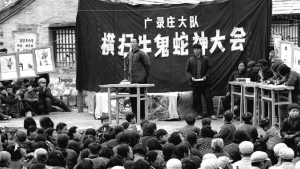 Uma das bases da revolução era a destruição dos "Quatro Velhos" (sì jiù): velhas ideias, velha cultura, velhos costumes e velhos hábitos que incluiam religião, política e comportamento (Foto: Wikimedia Commons)