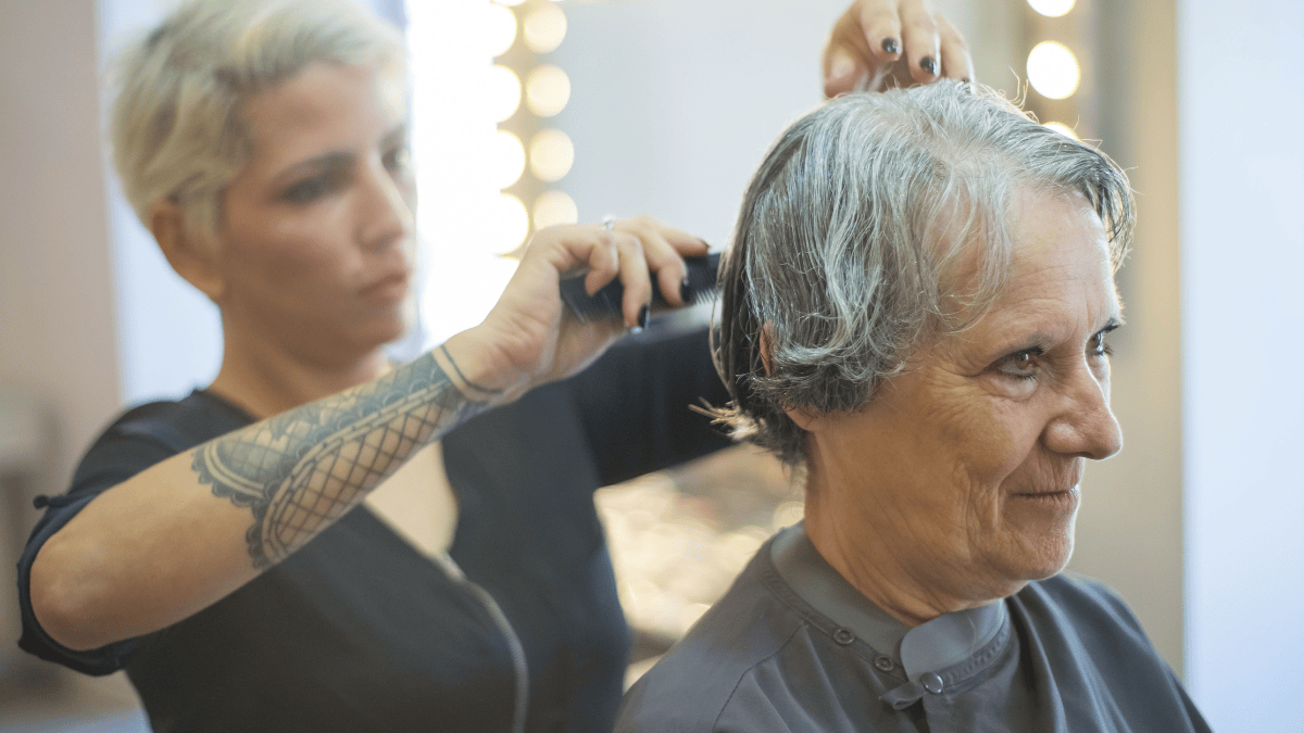 De séruns a tratamentos antissinais, conheça as tecnologias capilares que prometem cuidar da raiz e ajudar a manter os fios longe do grisalho por mais tempo (Foto: Pexels)