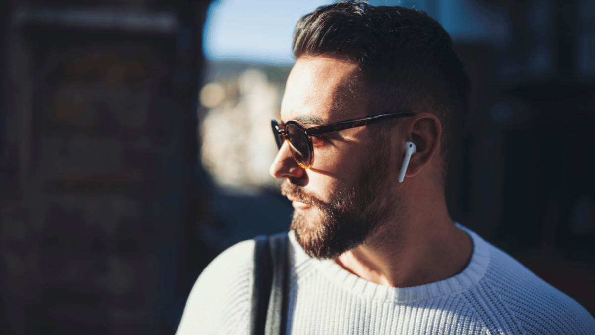 - **Uma hora diária com fones acima de 88 dB corresponde a perda de 5% da audição em 5 anos**
