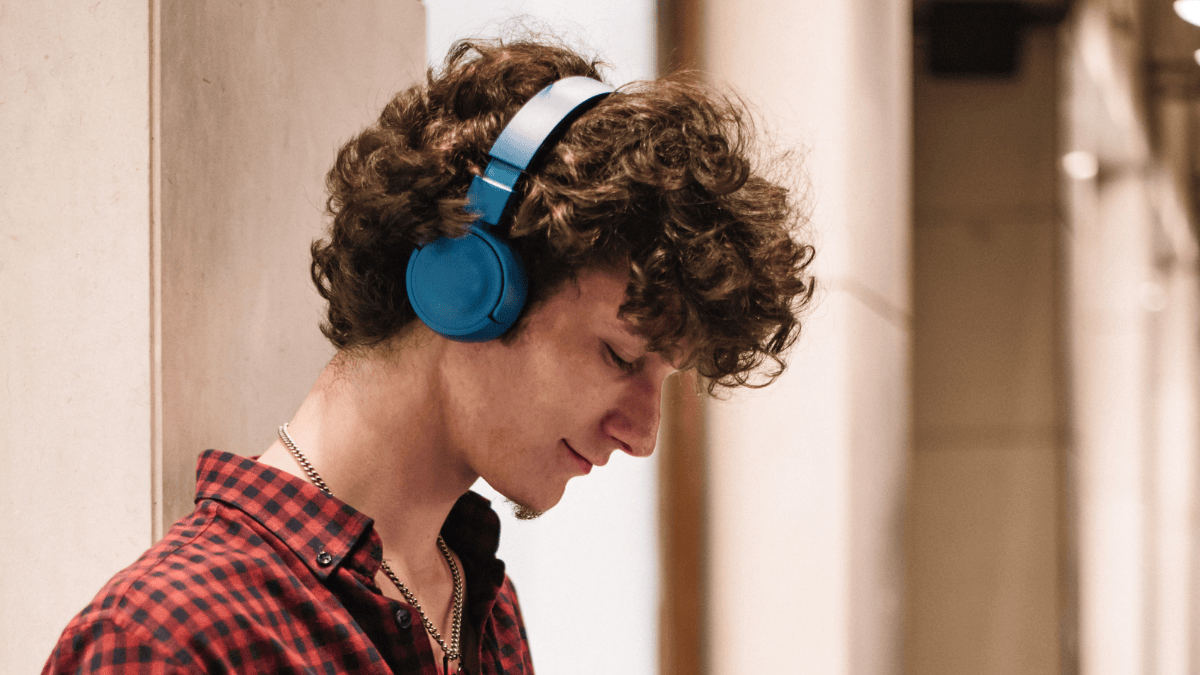 - **Preferir fones que envolvem a orelha** (over-ear) aos intra-auriculares (in-ear), quando possível. [Guias de escolha de fones apontam vantagens de cada tipo](https://www.nsctotal.com.br/noticias/como-escolher-o-melhor-fone-de-ouvido-guia-completo)
