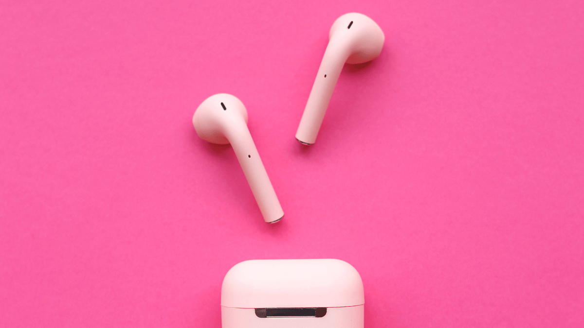- O **volume máximo dos fones de ouvido** costuma variar entre **105 e 110 decibéis**
