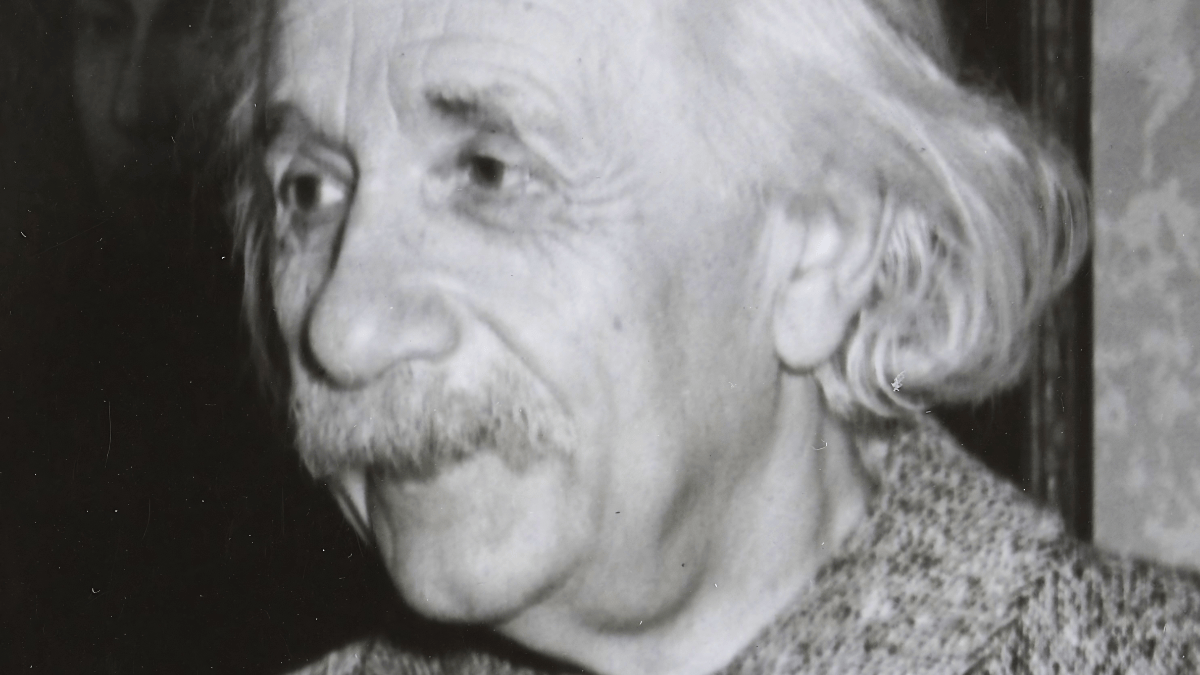 Retrato fotográfico de Albert Einstein em contexto acadêmico ou de trabalho, preferencialmente da década de 1940.