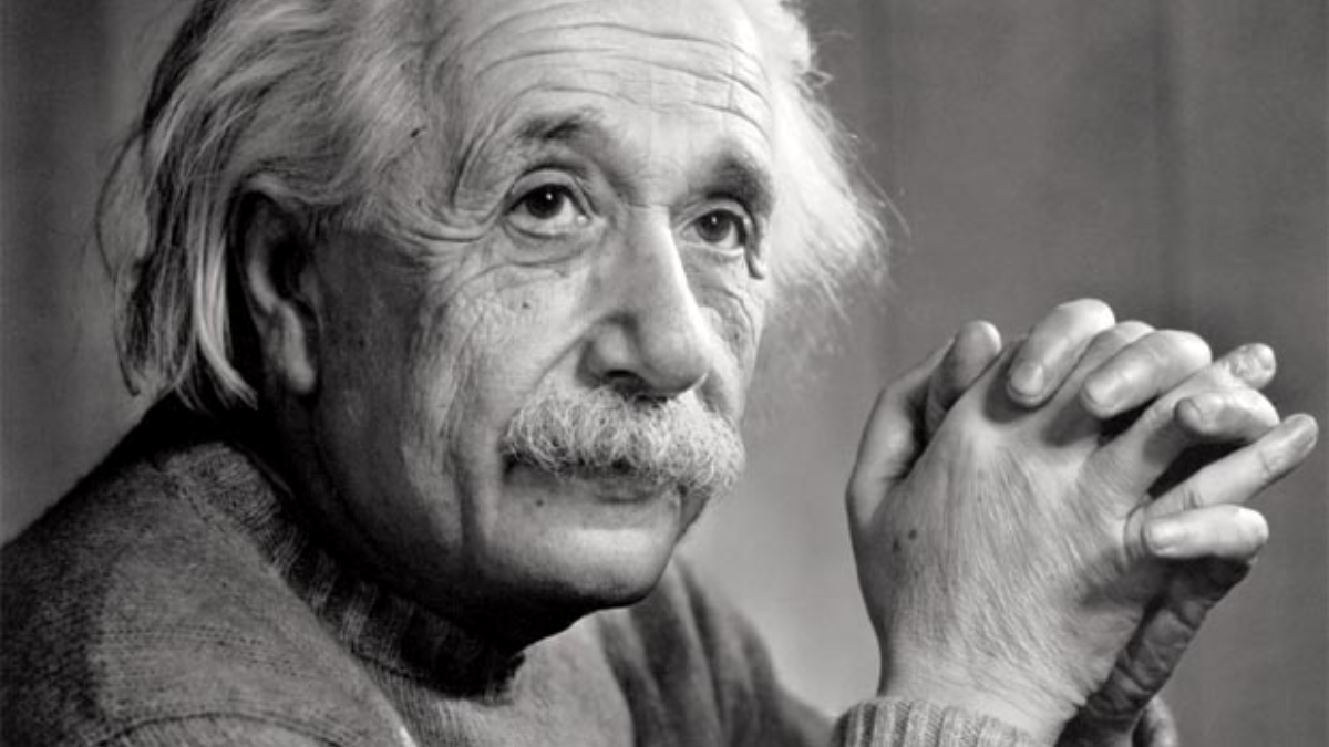 Retrato fotográfico de Einstein em contexto de viagem ou desembarque, preferencialmente do início da década de 1930
