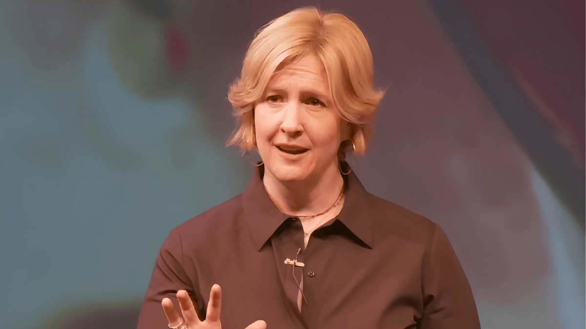 Retrato de Brené Brown em palestra ou evento público. 16:9, mínimo 1200px.