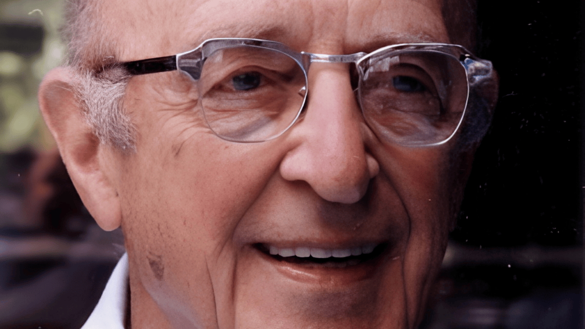 Retrato fotográfico de Carl Rogers em fase madura, preferencialmente em contexto acadêmico ou de trabalho.
