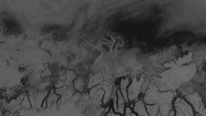 A história começa no gelo: durante décadas, a costa leste da Groenlândia ficou cercada por uma barreira branca difícil de atravessar (Foto: NASA / Wikimedia Commons)