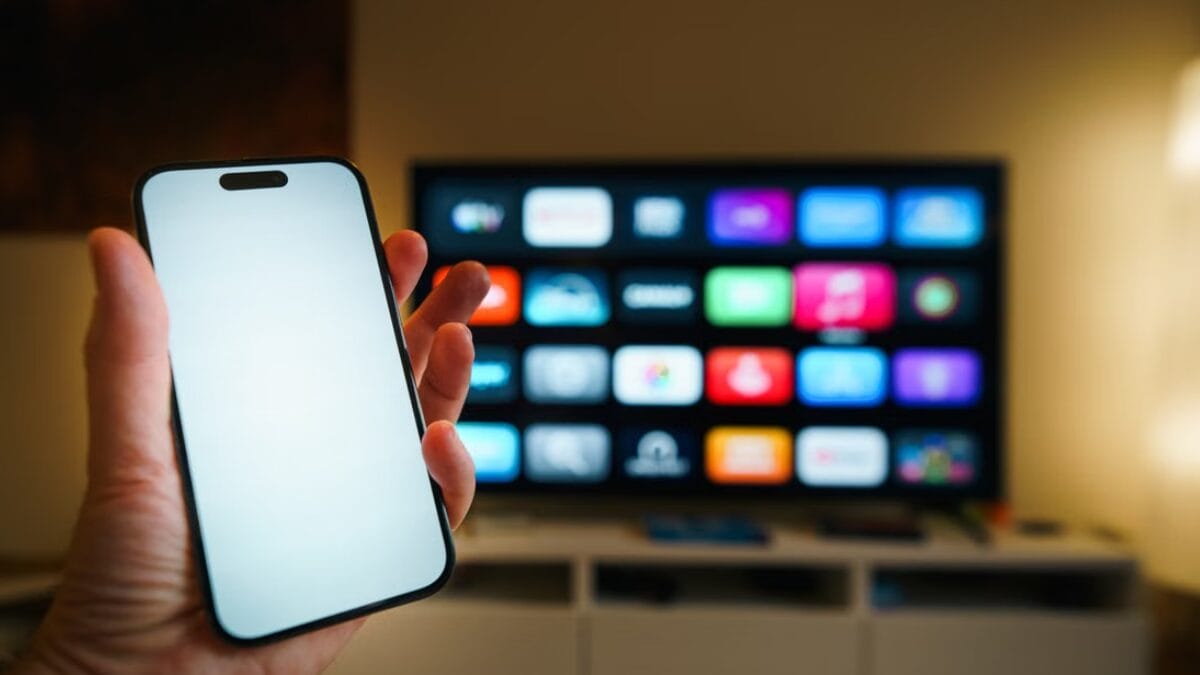 Nos títulos compatíveis, o jogador abre a área de games na televisão e utiliza o celular ou tablet como controle, conectado por um código QR (Foto: Jakub Zerdzicki / Pexels)