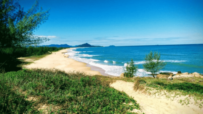 Rio da Madre separa bairro e praia (Foto: Prefeitura de Paulo Lopes, Divulgação)