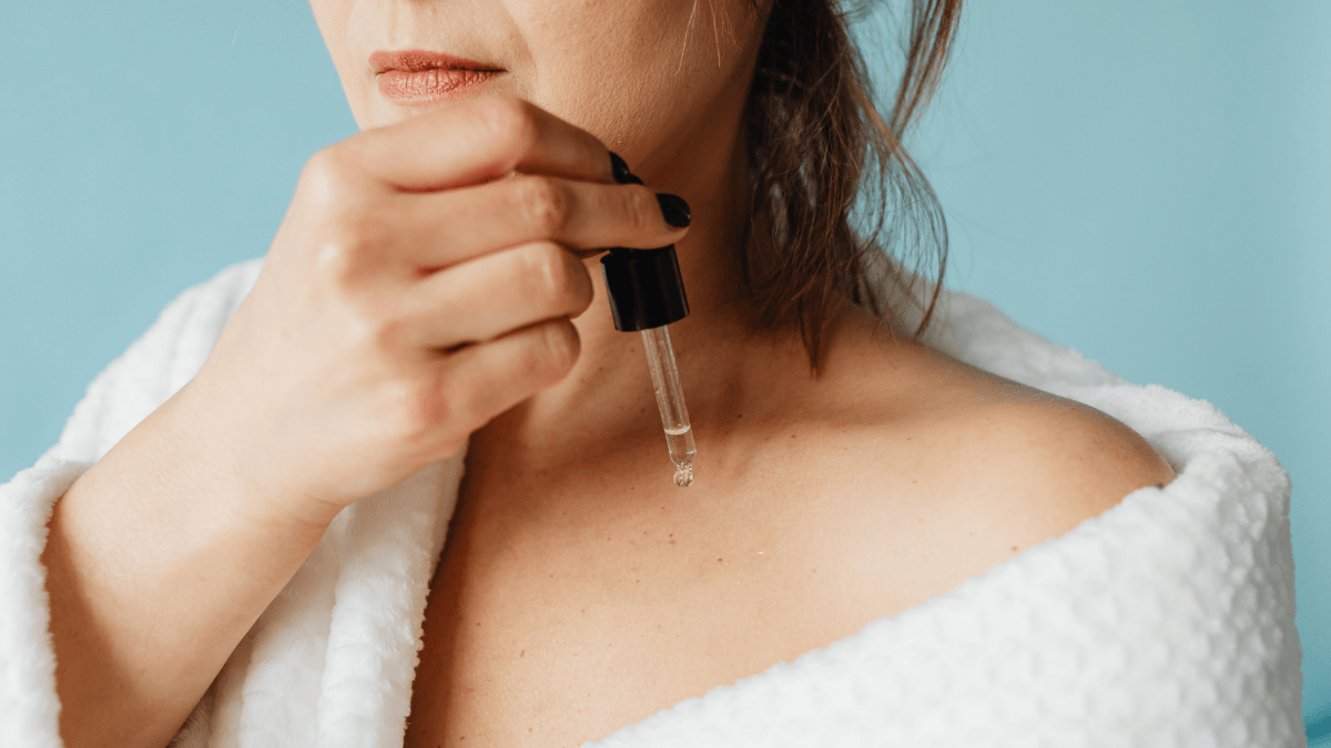 Região muitas vezes esquecida na rotina de skincare também merece atenção especial com o passar dos anos (Foto: Pexels)