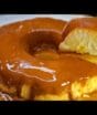 Pudim de 2 ingredientes sem ovos: leite condensado e iogurte viram sobremesa cremosa sem liquidificador