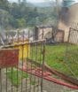 Homem coloca fogo em casa, liga para a PM e espera militares sentado em ponto de ônibus em SC