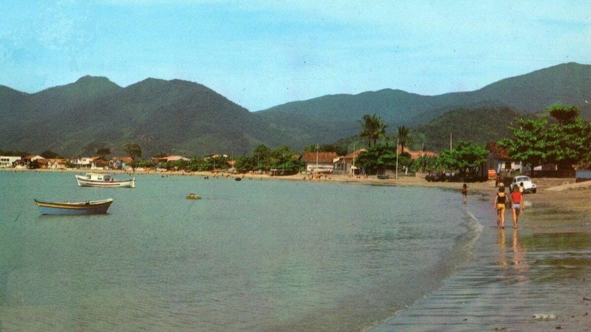 Imagens do século passado mostram o início de Itapema como uma pequena vila à beira-mar antes do boom imobiliário