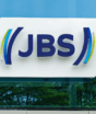 Após faturar R$ 446 bi, JBS procura novos funcionários em 13 estados e oferece divisão de lucros