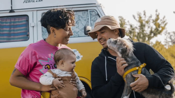 Viagem interrompida pela Covid-19 virou uma história de amor única (Foto: Reprodução / Instagram / @kombisinrumbo)