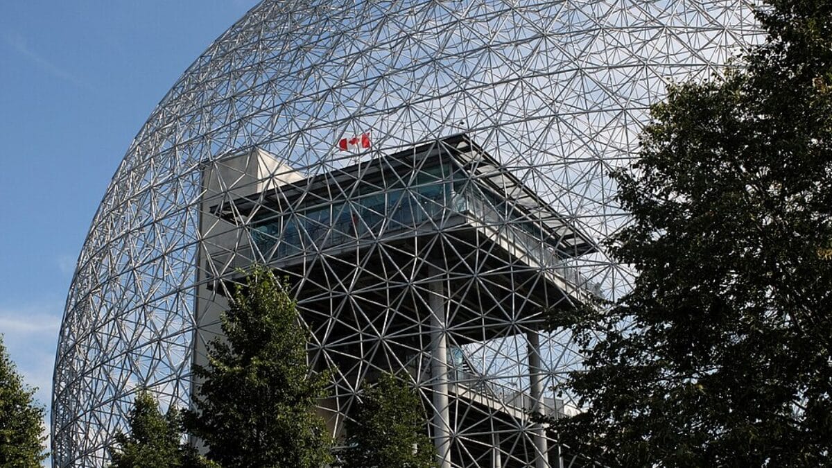 A Biosphère é um museu dedicado ao meio ambiente em Montreal, instalado na estrutura geodésica criada por Buckminster Fuller para representar os Estados Unidos na Expo 67 (Foto: Ziko / Wikimedia Commons)