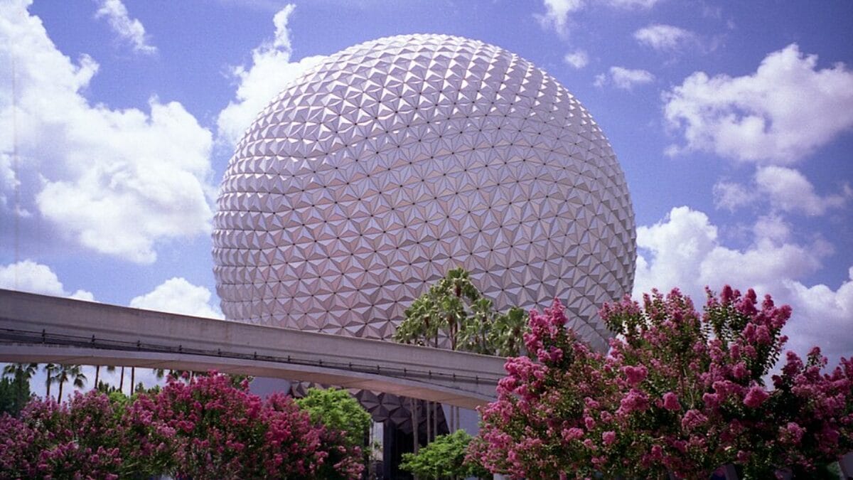 A Spaceship Earth é o símbolo do parque Epcot, na Flórida, mas seu interior também abriga uma atração que percorre a história da comunicação, das pinturas rupestres aos computadores (Foto: Priwo / Wikimedia Commons)