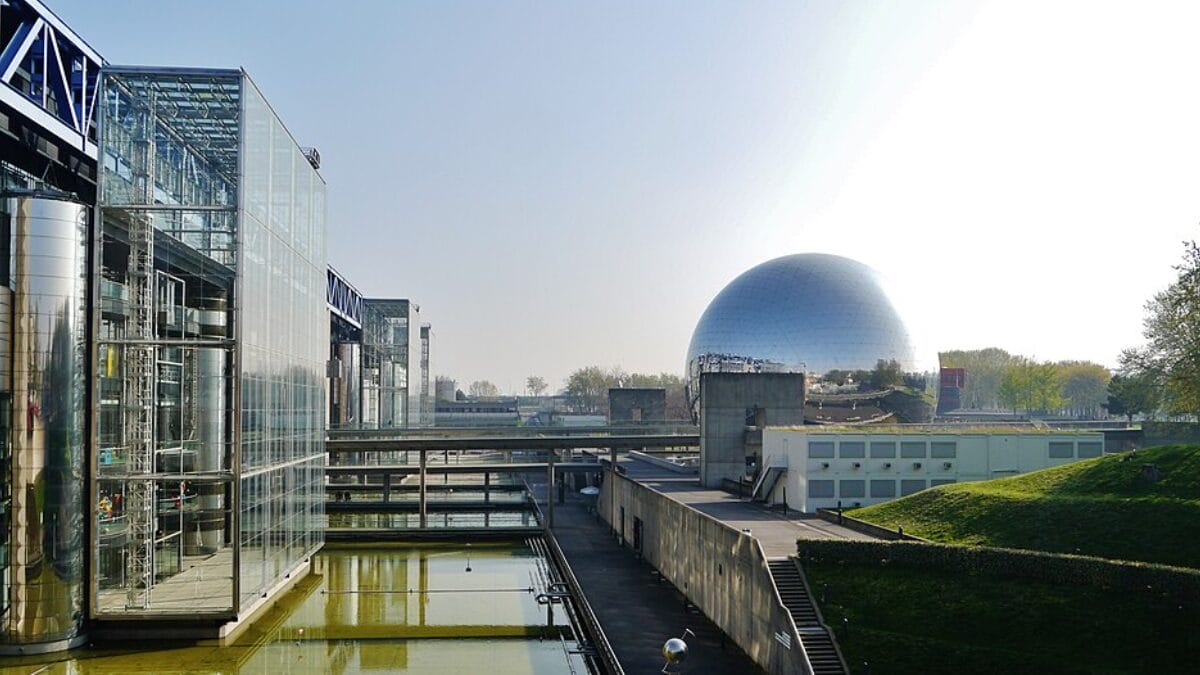La Géode é uma sala de cinema com tela hemisférica instalada no Parque de La Villette, em Paris, cuja fachada reflete o céu e os visitantes em 6.433 triângulos de aço polido (Foto: Zairon / Wikimedia Commons)
